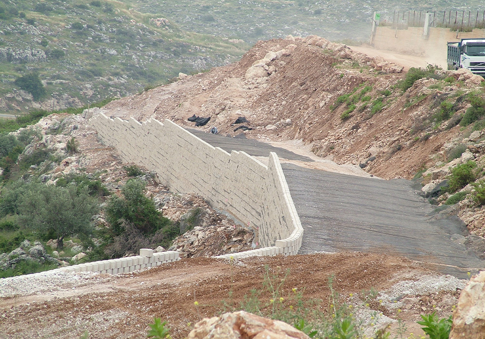 Retaining structures and steep slopes by soil reinforcement