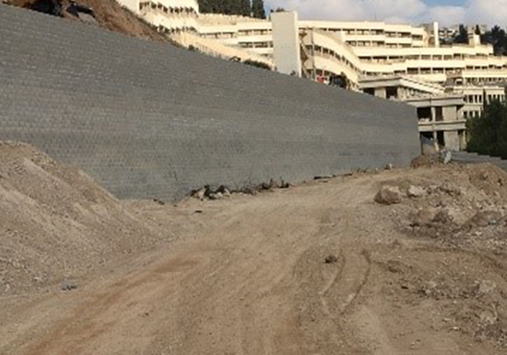 Retaining structures and steep slopes by soil reinforcement
