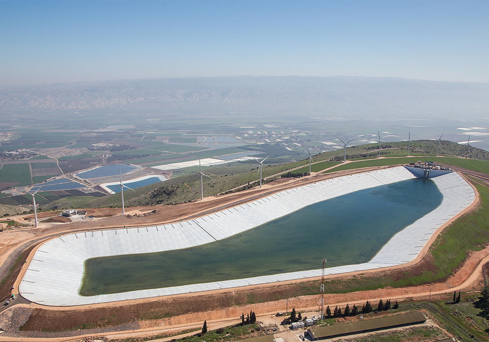Water reservoirs lining